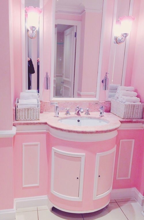 pinkroundbathroom.jpg