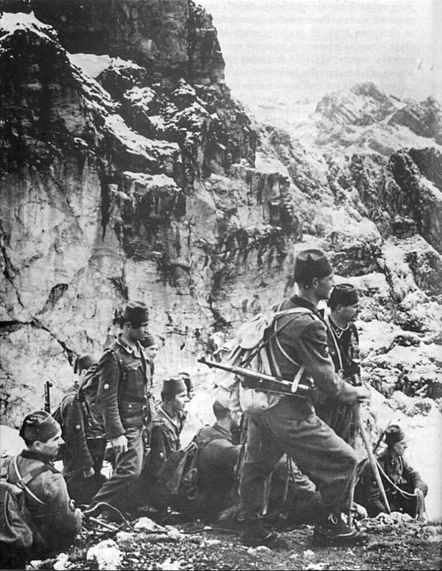Tropas de la división Handschar en las montañas durante la operación Vollmond Tropas de la división Handschar en las montañas durante la operación Vollmond