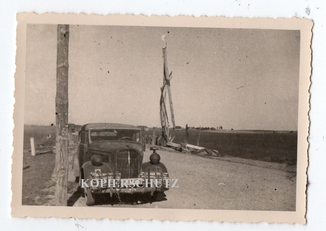 Russland Bauernhof Vorm. SDkfz LKW PKW Kübel Kennung Emblem