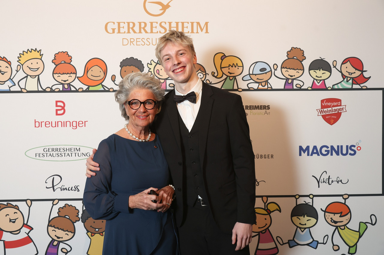 web SKj Neujahrsempfang Hannelore Lay und Stpendiat der Stiftung RAsmus Meyer Loos