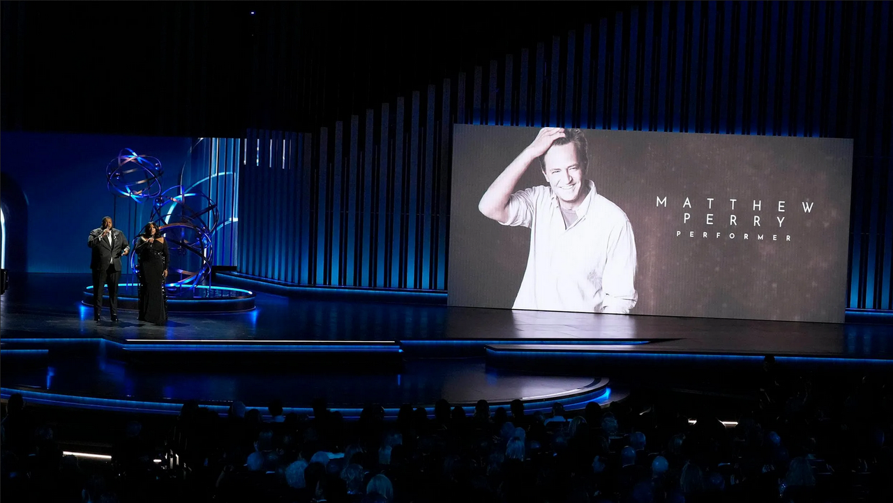 Homenaje a Matthew Perry hace llorar a los presentes en los Emmy 2024