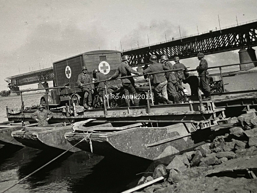 Foto, Wehrmacht, Sanka Lkw auf Fähre am Dnjepr Russland, 1941