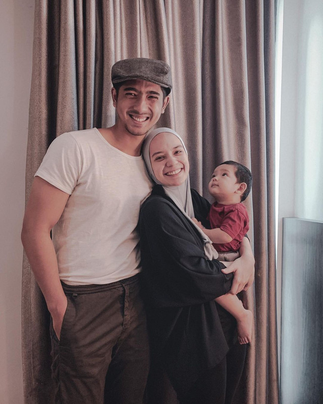 Arya Saloka dan istri 