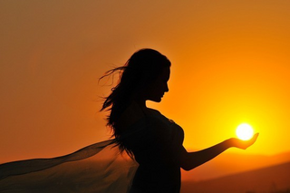 Thơ Nguyễn Thành Sáng - Page 60 Woman-sunset-sunrise-silhouette-holding-sunball