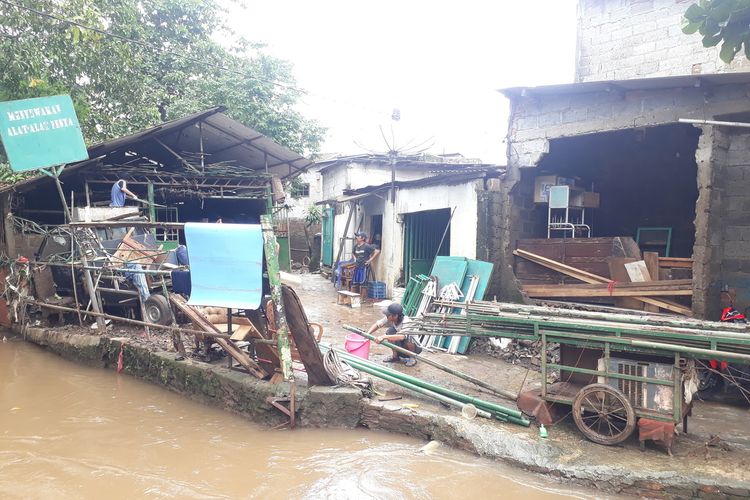 Tembok rumah warga RT 02, RW 04, Kelurahan Cipinang Melayu, Makasar, Jakarta Timur, roboh akibat diterjang banjir, Selasa (25/2/2020).