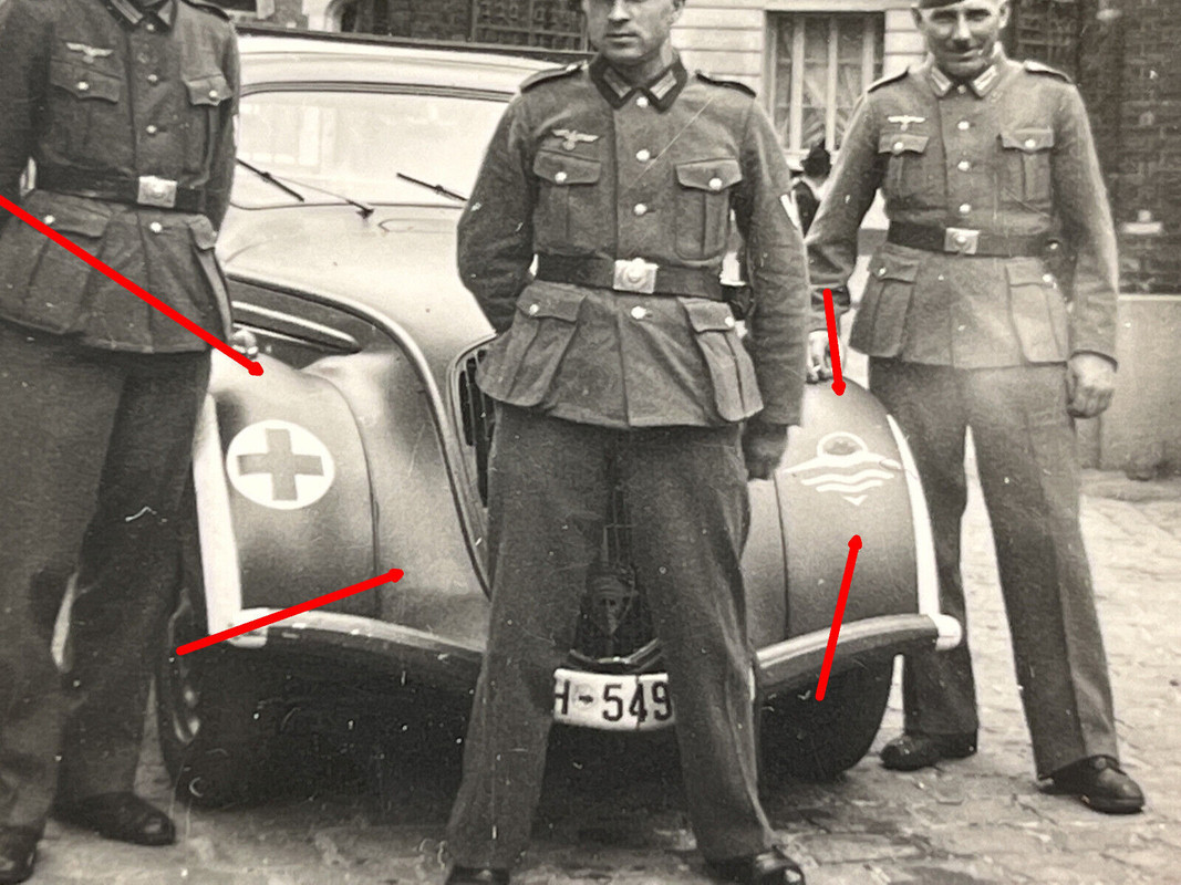 Foto Frankreich, PKW Rotes Kreuz mit Einheits Wappen, Maling, Auto, Sanitäter.