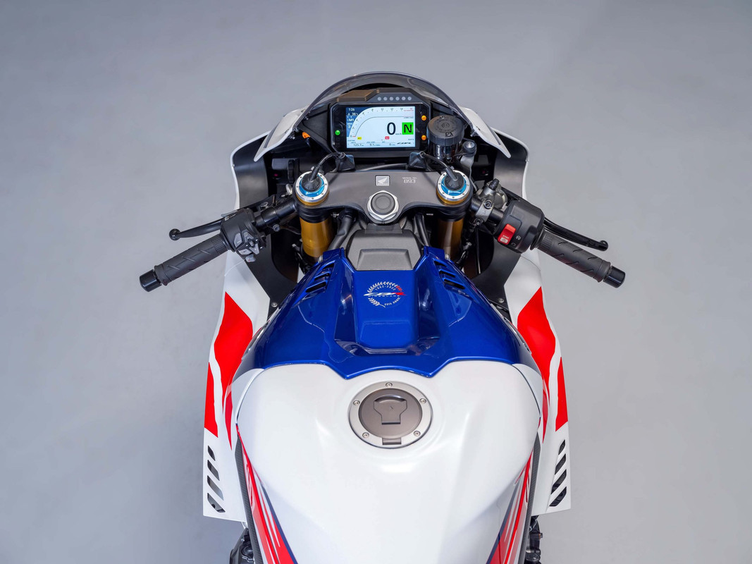 Спортбайк Honda CBR1000RR-R Fireblade SP 30th Anniversary 2022