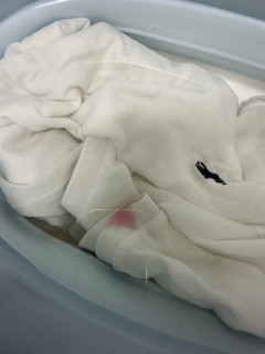 락스 희석액에 의류를 담궈둔 모습