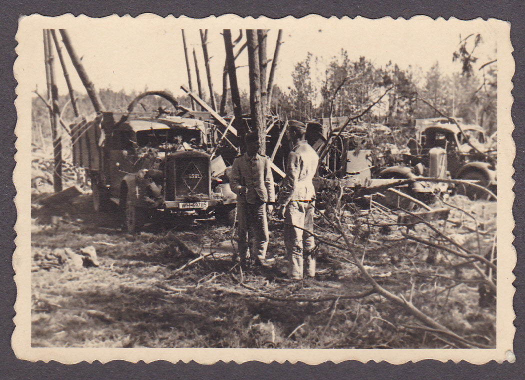 Foto 2.WK.Kameraden vor zerstörte LKWS-WH-697115