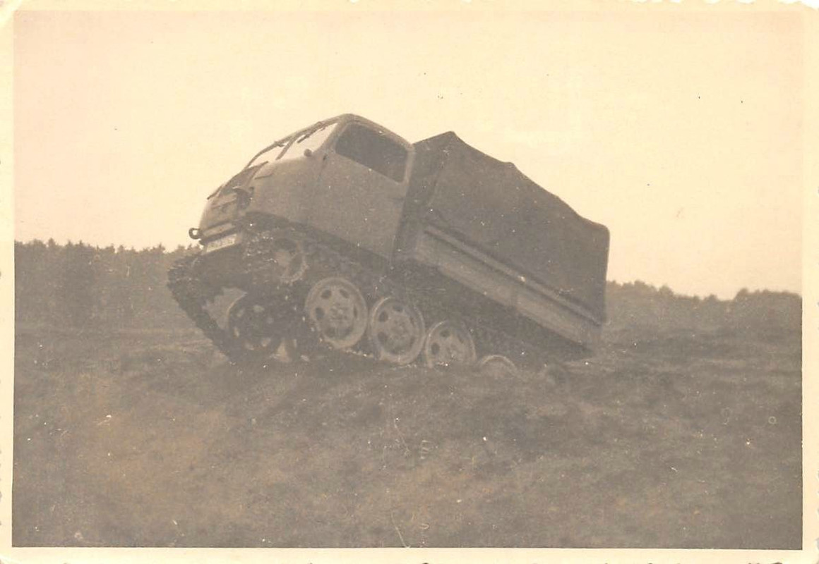 Raupenschlepper Ost im Gelände 2.WK Militärfahrz