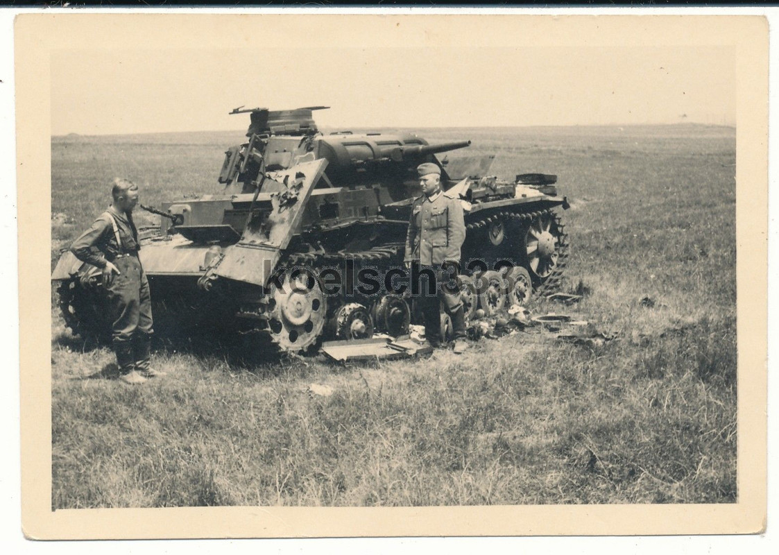Foto Panzer III durch französische Granate ausge