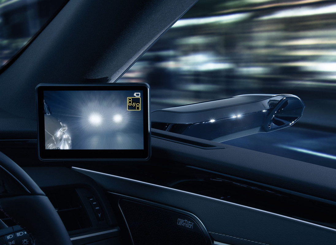 Lexus ES with Digital Side-View Monitor (3)