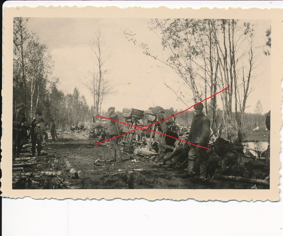 Foto Soldaten Militär Fahrzeuge nach Angriff Sch