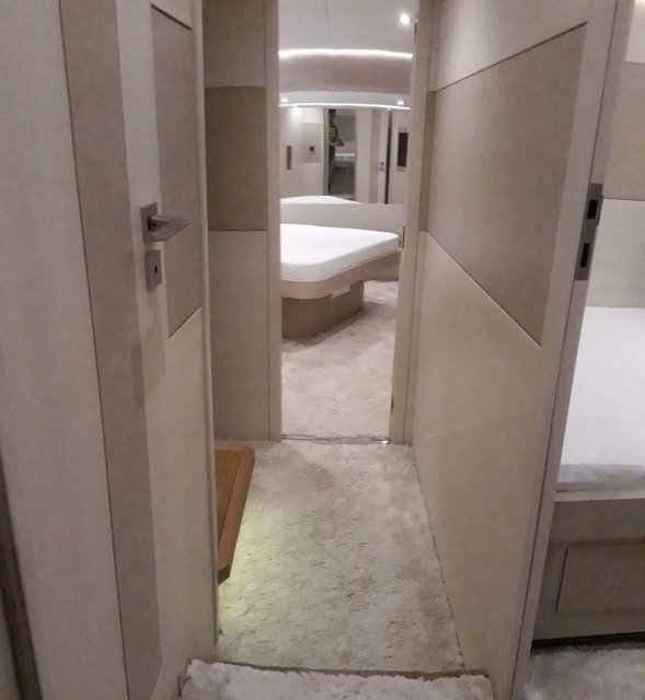 Design interno de embarcação decorado com vinil náutico - Re9 Envelopamentos