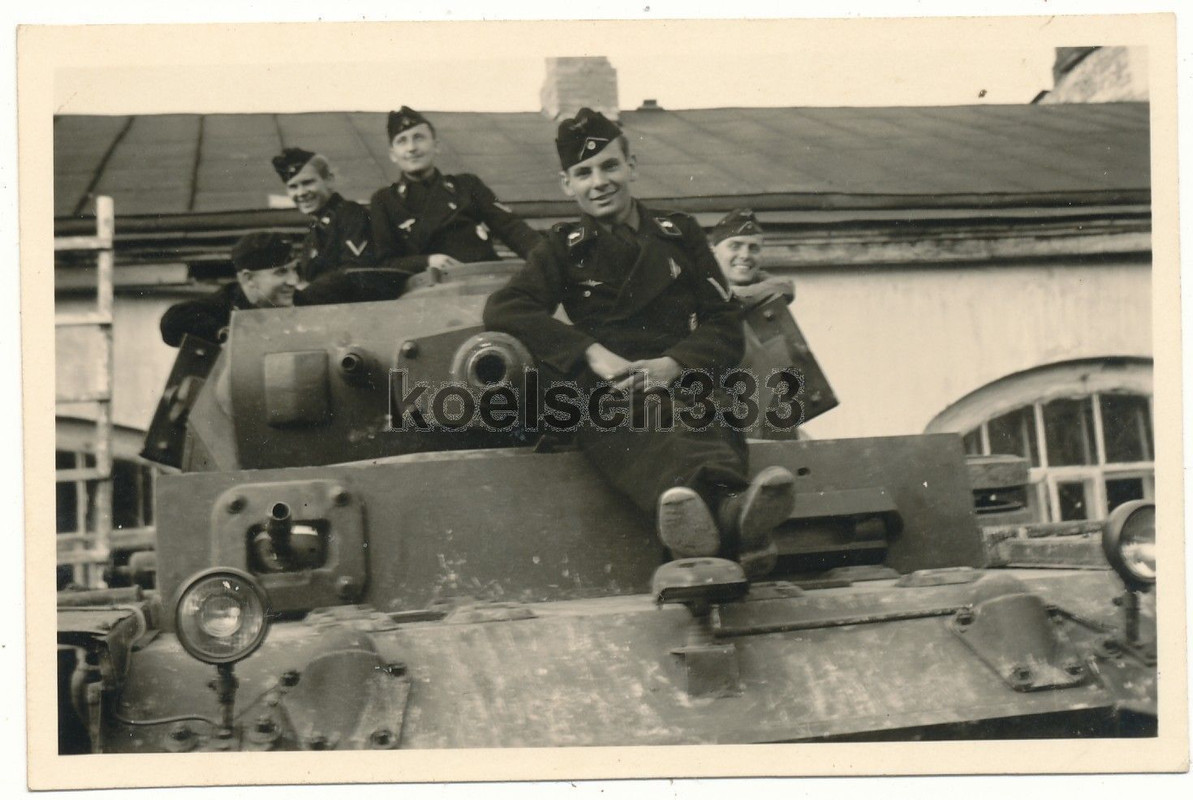 Panzermänner auf ihrem Kampfwagen  Panzer IV Weh