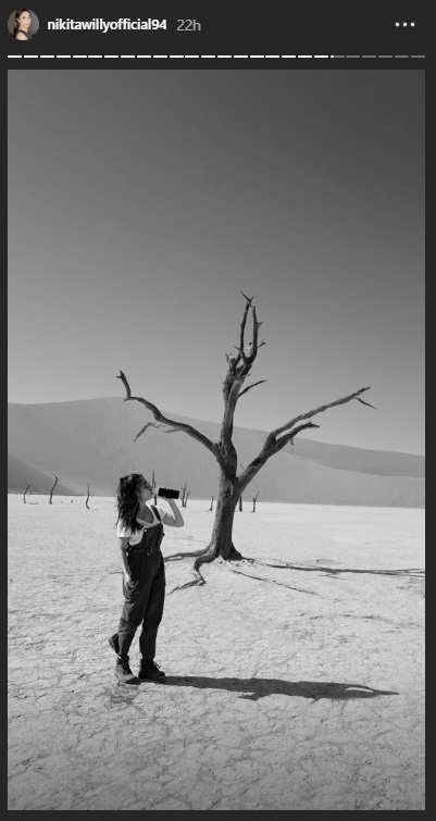 Nikita Willy minum air di Deadvlei