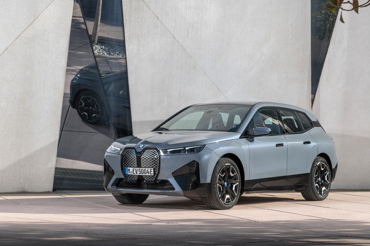 P90422142_highRes_the-bmw-ix-xdrive50-