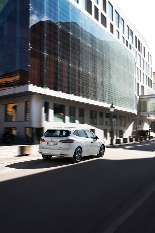 P90437729_highRes_the-all-new-bmw-223i