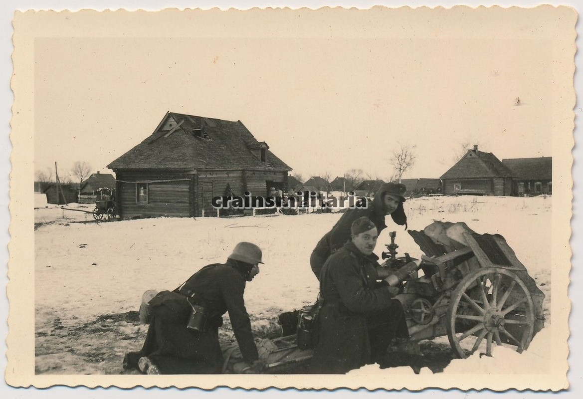 Orig. Foto Soldaten m. Granate Munition b. leichtes Infanteriegeschütz Russland