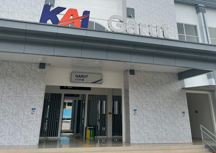 Di samping jalur kereta api, KAI juga membangun kembali 3 stasiun yang dilewati, yaitu Stasiun Pasirjengkol, Wanaraja, dan Garut.