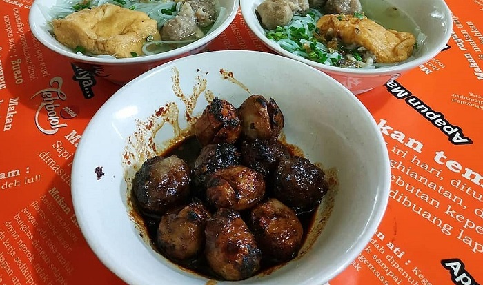 Sajian bakso bakar di Bakso Bakar Pak Man, Malang, Jawa Timur.