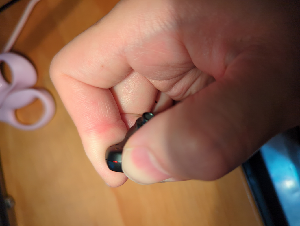 [Image: Pine-Buds-Pro-squeezing-the-earbud-shell.png]