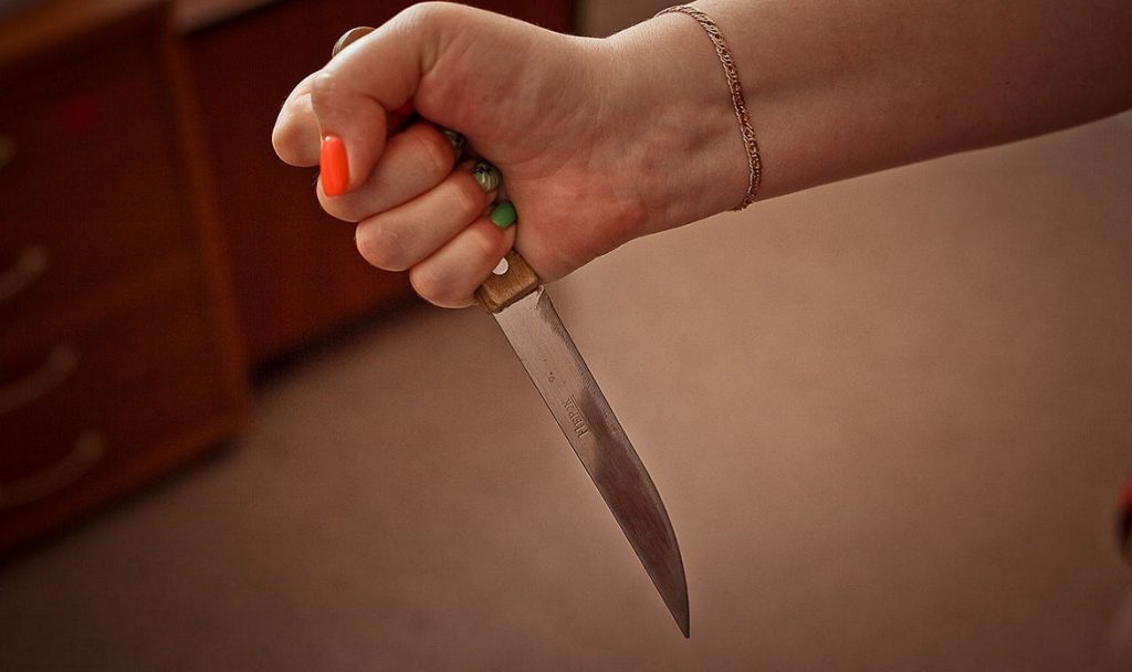 В Стаханове женщина ударила ножом сожителя