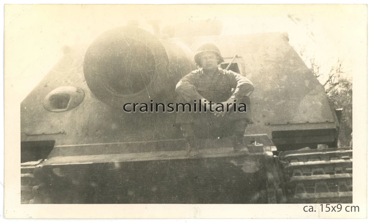 Orig Foto 80th US ID Soldat auf STURMTIGER Panzer Tank Stu G bei Münster 1945