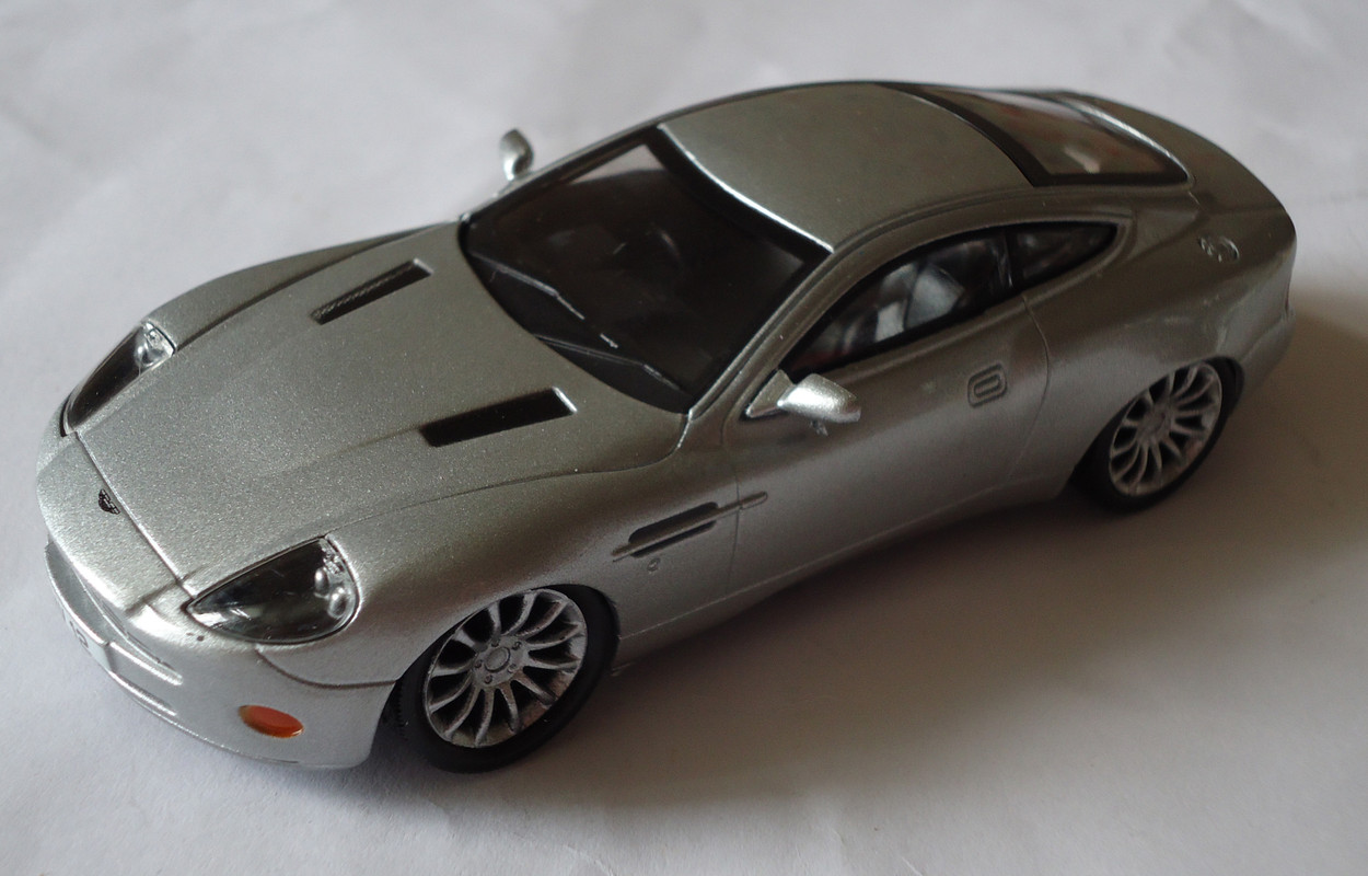 Aston-Martin-V12 Vanquish