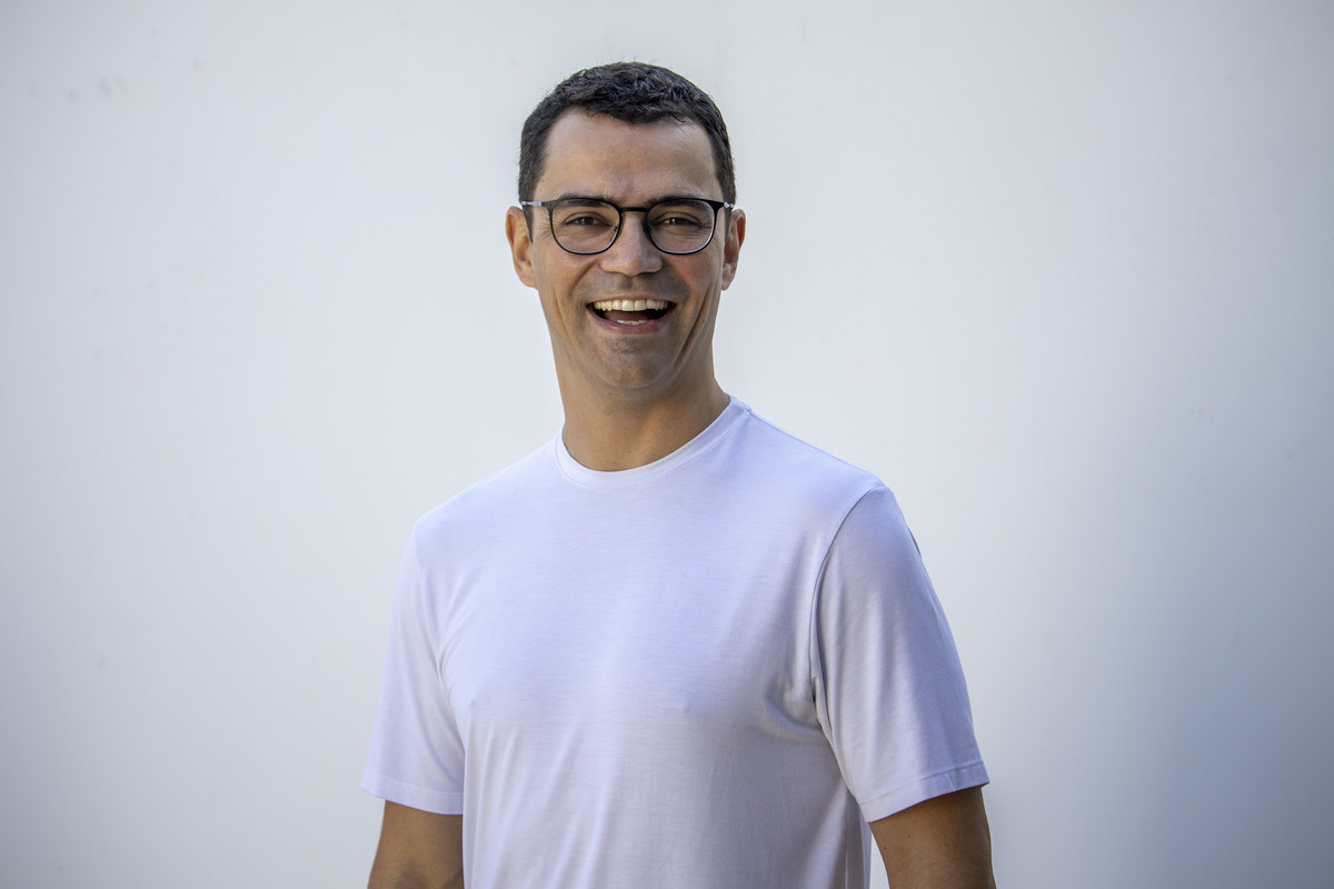 Aurélio Alfieri, profissional de Educação Física que possui mais de um milhão de inscritos em seu canal do YouTube