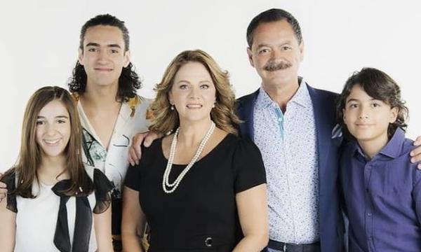 Hijo de Mayrín Villanueva, Sebastián Poza enamora con su nuevo look