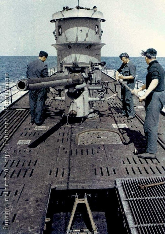 Tripulación del U-103 realizando tareas de mantemiento Tripulación del U-103 realizando tareas de mantemiento