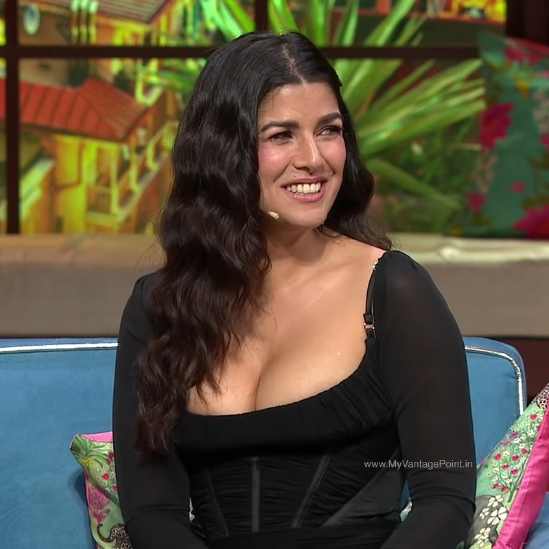 nimrat-kaur-sexy-in-the-kapil-sharma-show-promoting-dasvi-2022