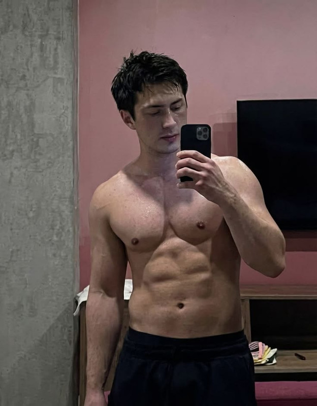 Shane showing his progress in the mirror