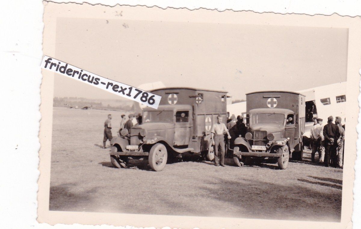 Foto weiße Ju-52 Rot-Kreuz Flugzeug Airplane D-T