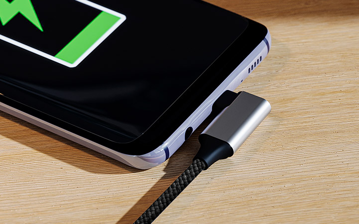 Cable Xtech USB-C a USB-C de 10 pies en color negro.