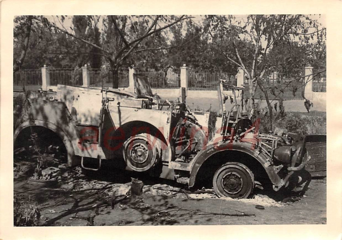 Zerstörte deutscher Kübelwagen- Strasse in Shito