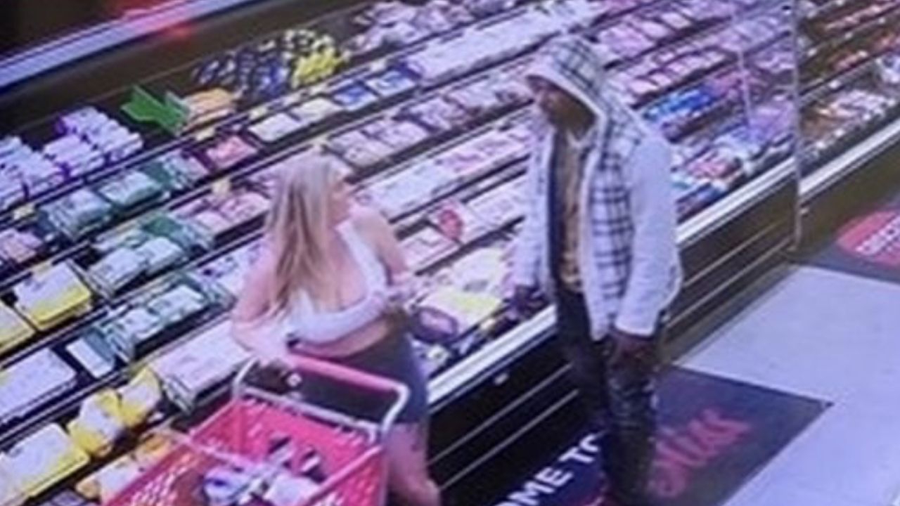 Modelo de OnlyFans es manoseada en un supermercado de California