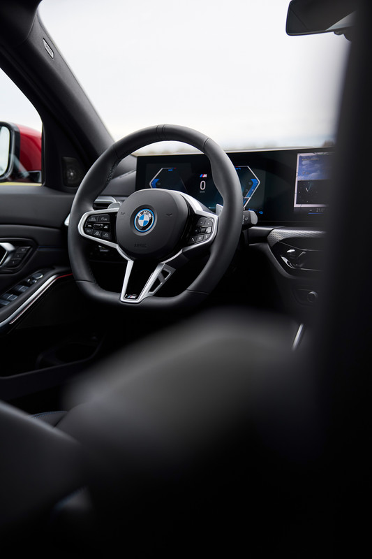 P90549667_highRes_the-new-bmw-330e-tou