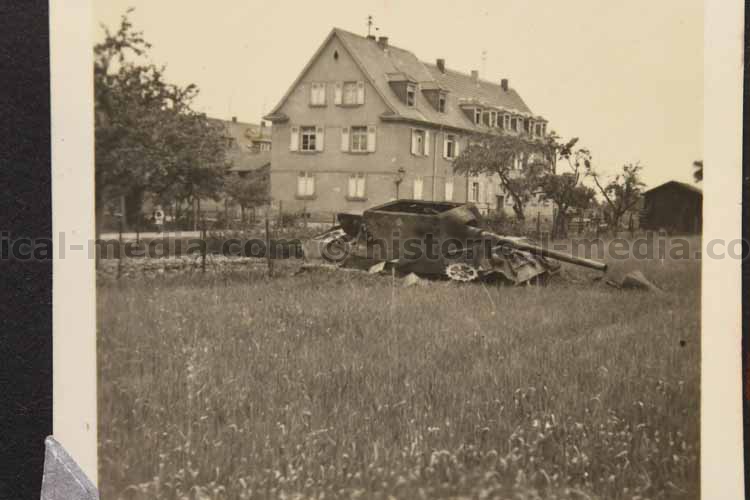 two photos of a JAGDTIGER (4)