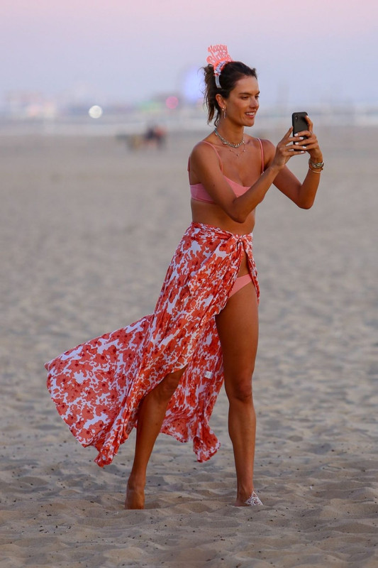 Alessandra-Ambrosio-UPSKIRTSTARS-COM-1024x1536-17