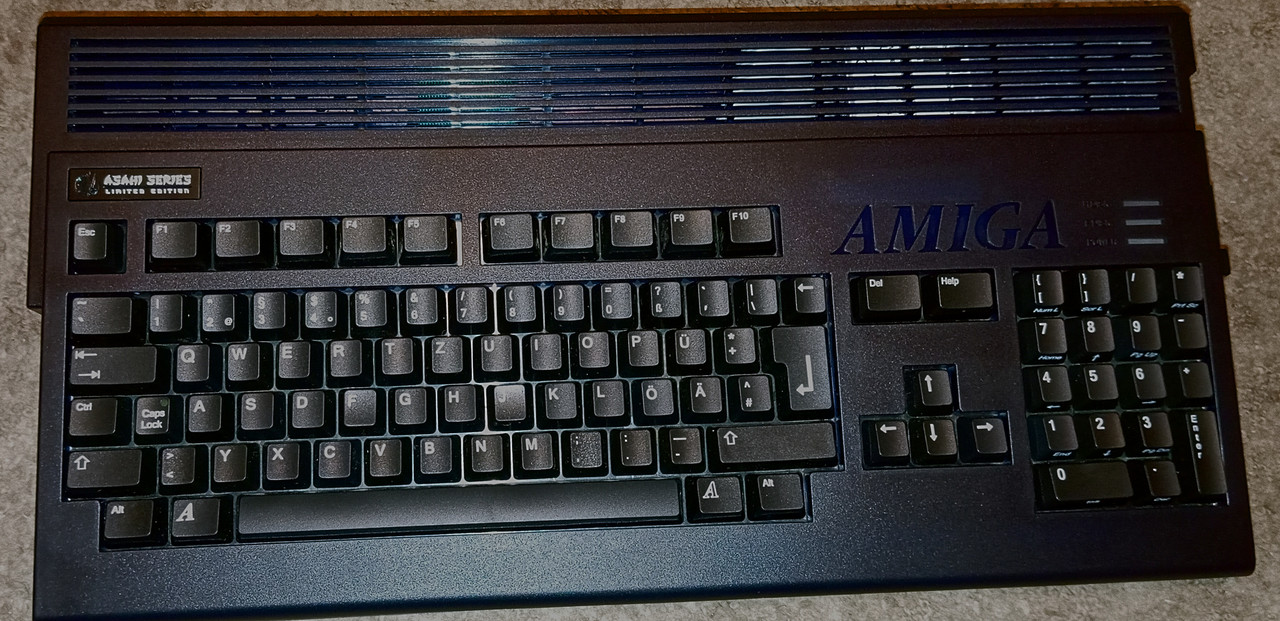Amiga 1200 - Asahi Ash Grey Gehäuse und schwarze Kappen
