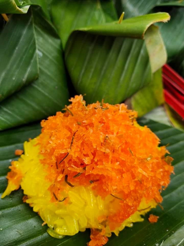 ข าวเหน ยวเหล องหน าก ง Yellow Gelatinous Rice with Shrimp Topping