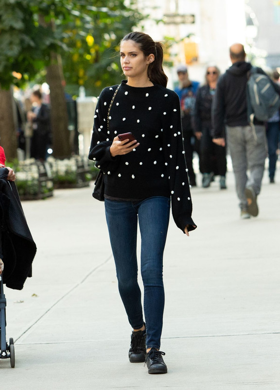 sara-sampaio-out-at-washington-square-park-in-new-york-10-31-201