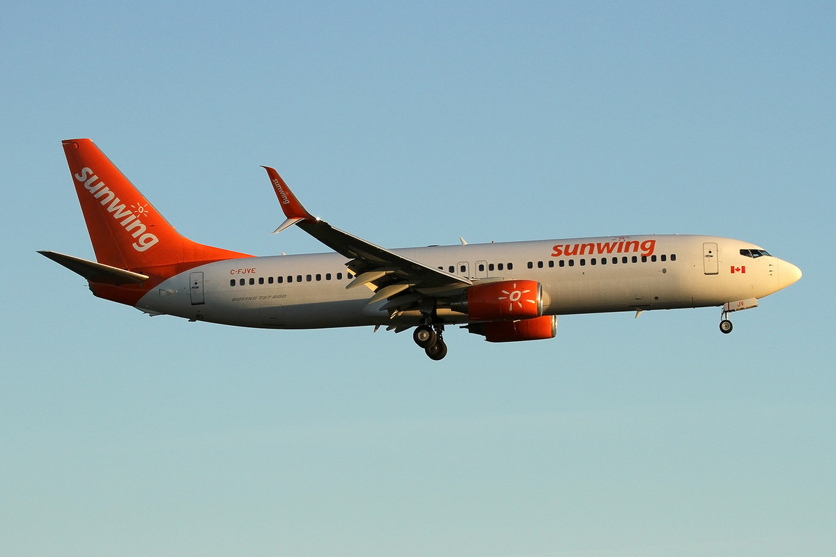 033_B737-8DC_C-FJVE_Sunwing Airlines