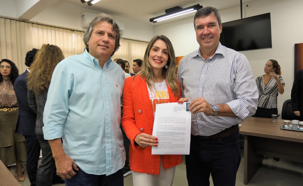 Governador com contrato de gestão da PGE (Foto: Saul Schramm)