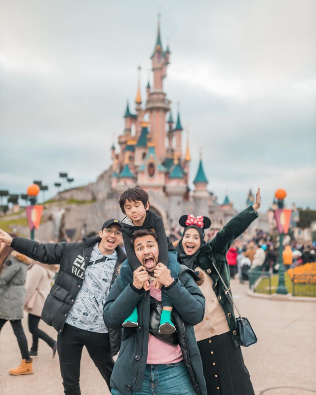 Irwansyah dan Zaskia Sungkar ikut liburan akhir pekan ke Disneyland Paris