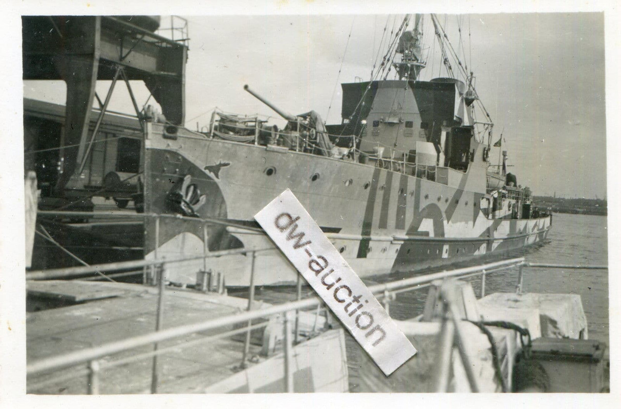 Marine Kriegsschiff mit Tarnanstrich (1)