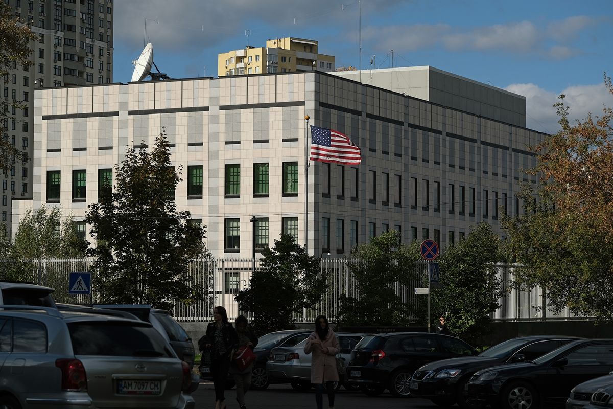 Embajada de EU en Ucrania solicita evacuación de personal ante temores de guerra