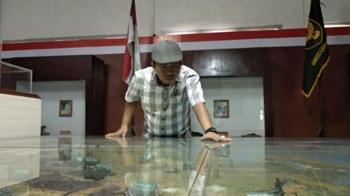 Seorang pengunjung saat melihat maket sejarah perjuangan di dalam Museum Subkoss Garuda Sriwijaya Lubuklinggau, Minggu (13/10/2019) 